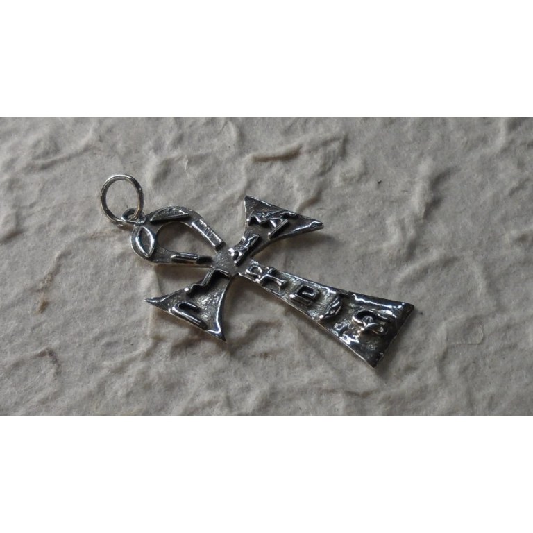 Pendentif croix ansée 