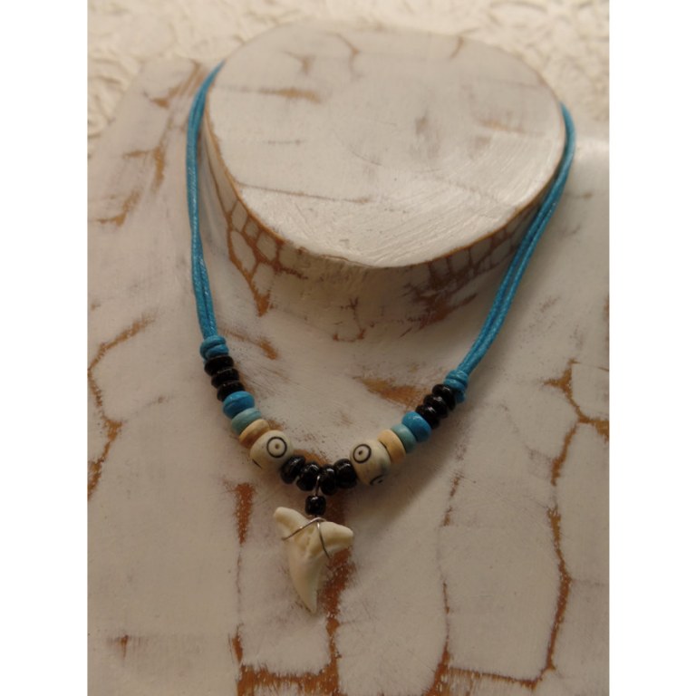 Collier bleu dent de requin blanc 