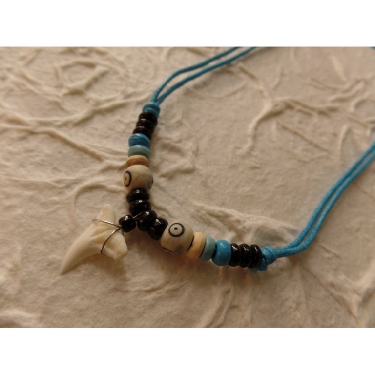 Collier bleu dent de requin blanc 