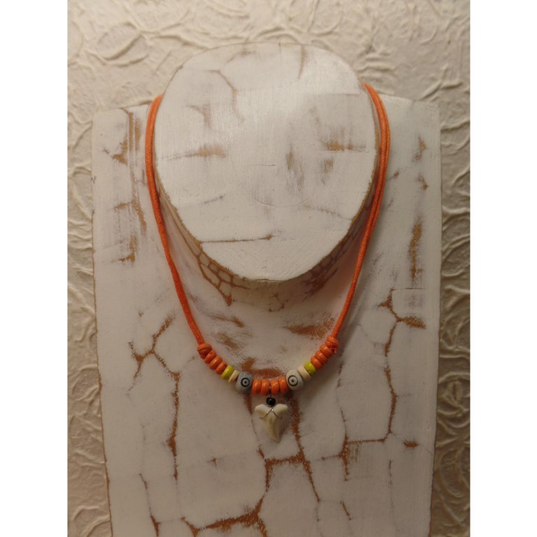 Collier orange dent de requin blanc 