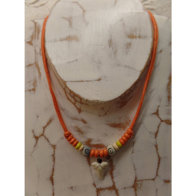 Collier orange dent de requin blanc 