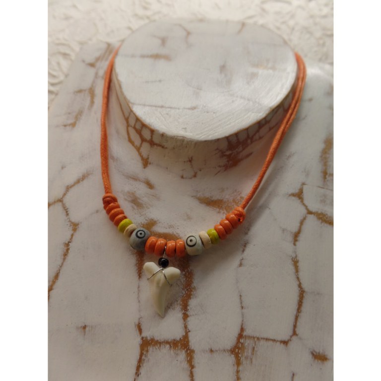 Collier orange dent de requin blanc 