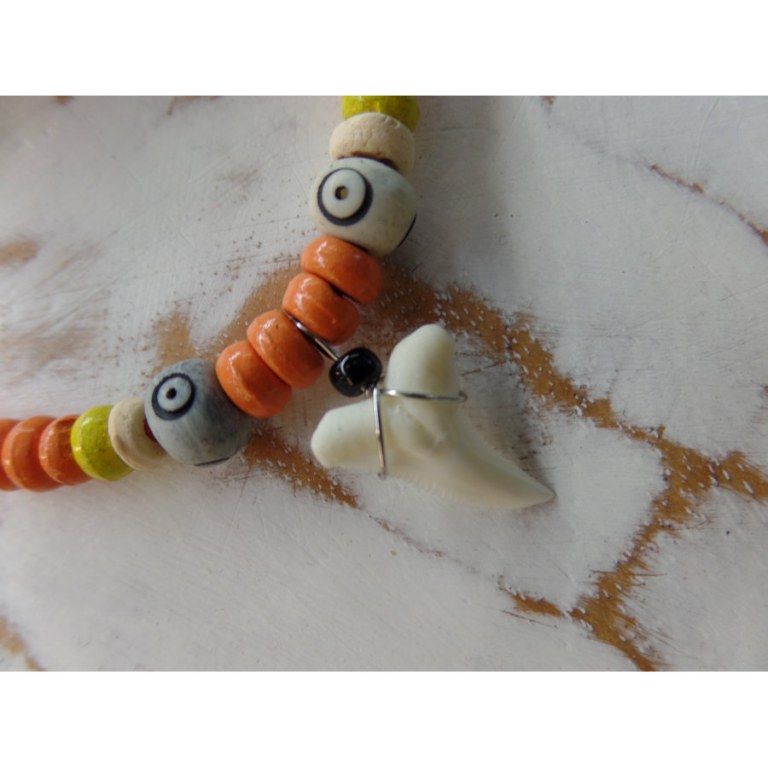 Collier orange dent de requin blanc 