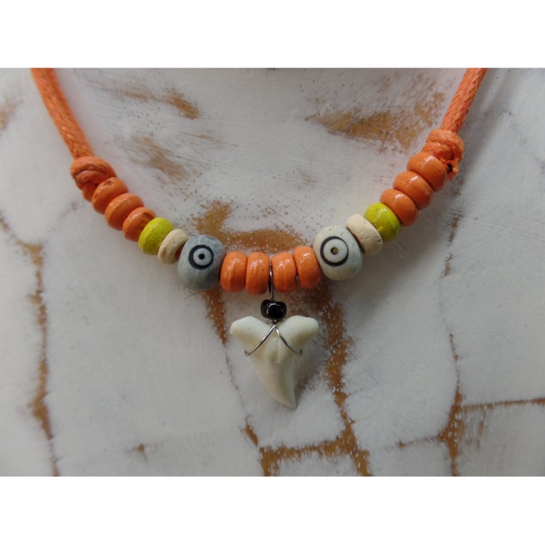 Collier orange dent de requin blanc 