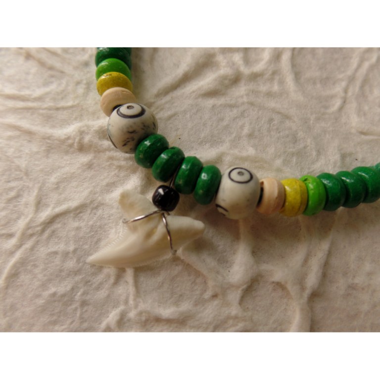 Collier vert dent de requin blanc 