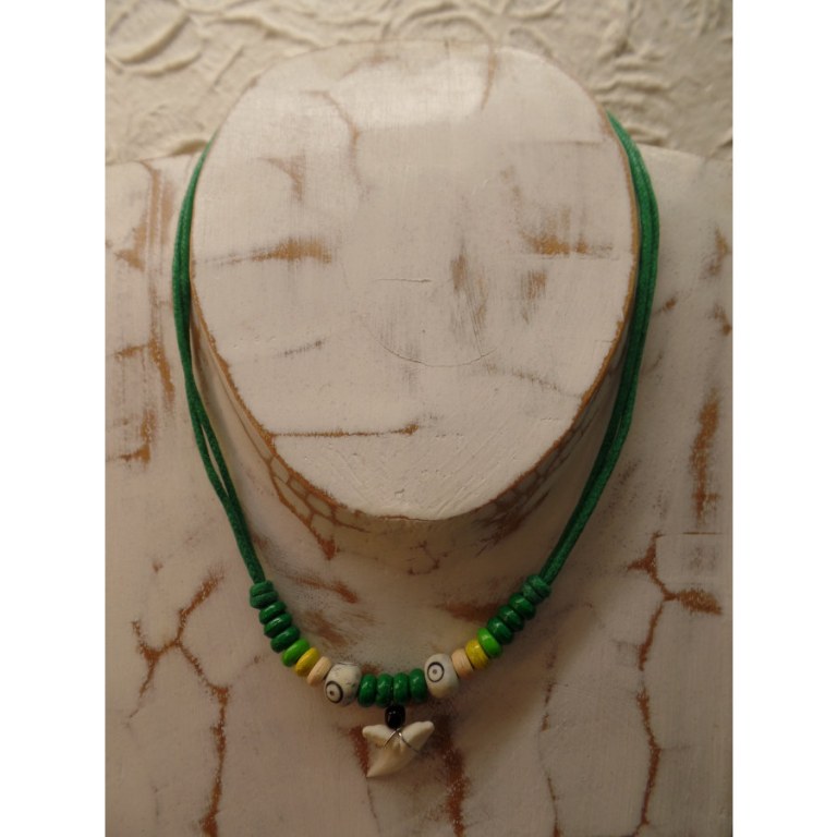 Collier vert dent de requin blanc 