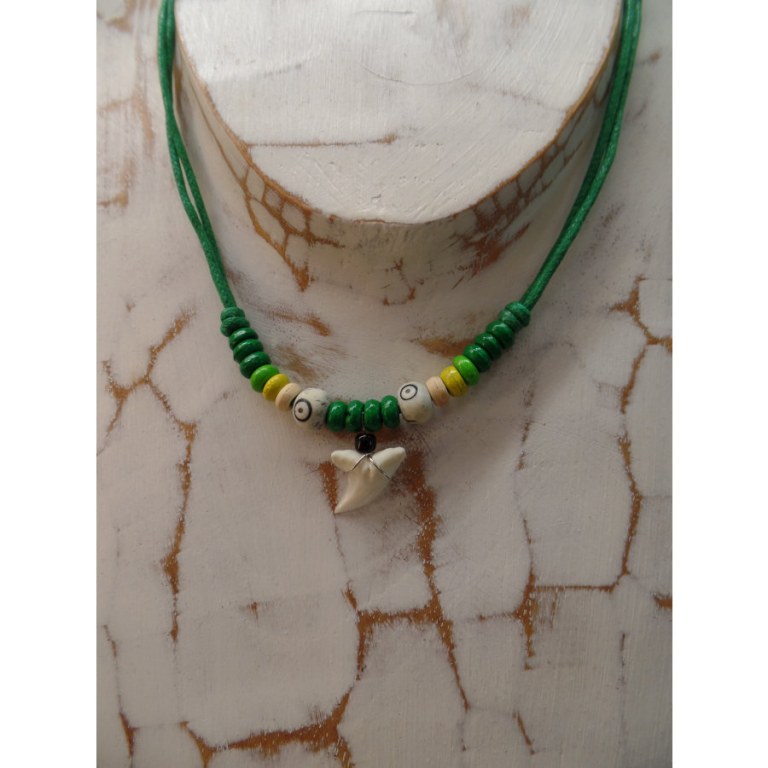 Collier vert dent de requin blanc 