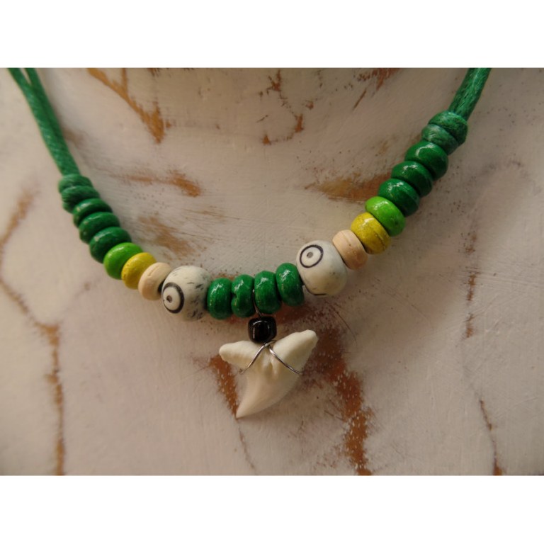 Collier vert dent de requin blanc 