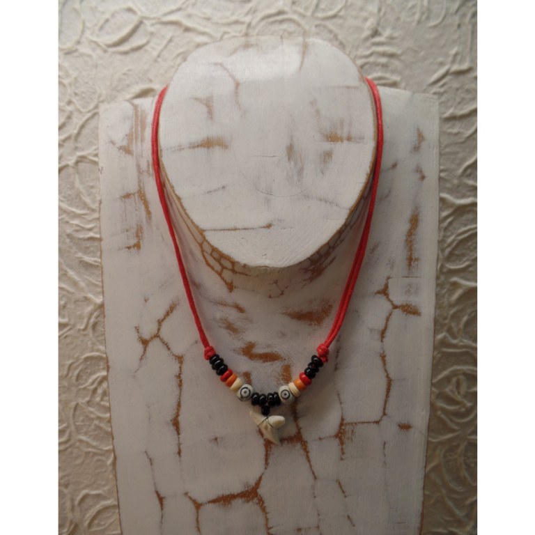 Collier rouge dent de requin blanc 