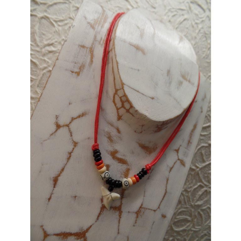 Collier rouge dent de requin blanc 