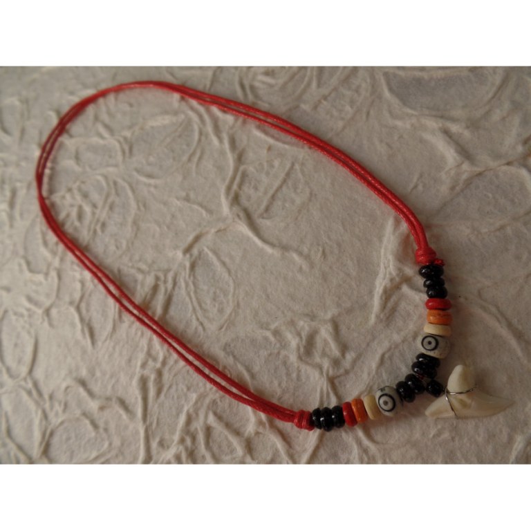 Collier rouge dent de requin blanc 