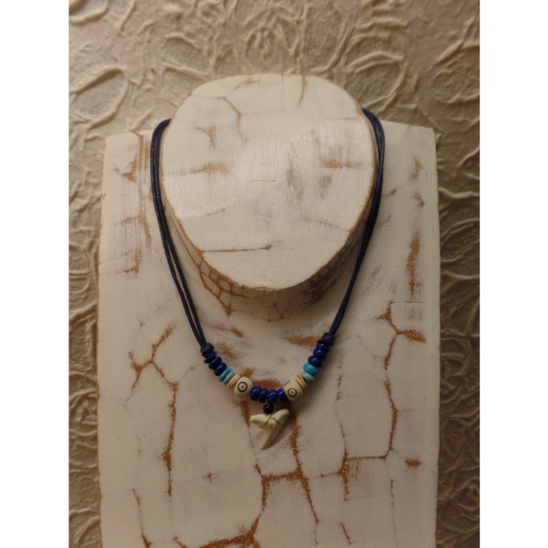 Collier bleu foncé dent de requin blanc 