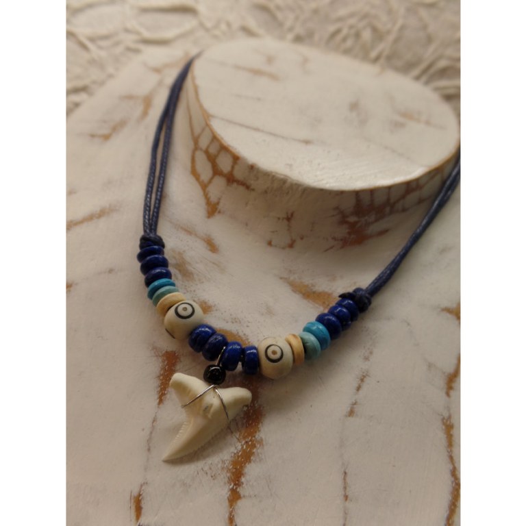 Collier bleu foncé dent de requin blanc 