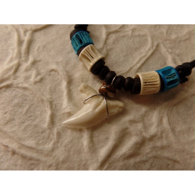 Collier Taapuna dent de requin blanc 4 perles os blanc/bleu