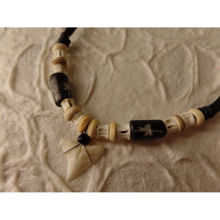 Collier Taapuna dent de requin blanc perles résine marron motif blanc