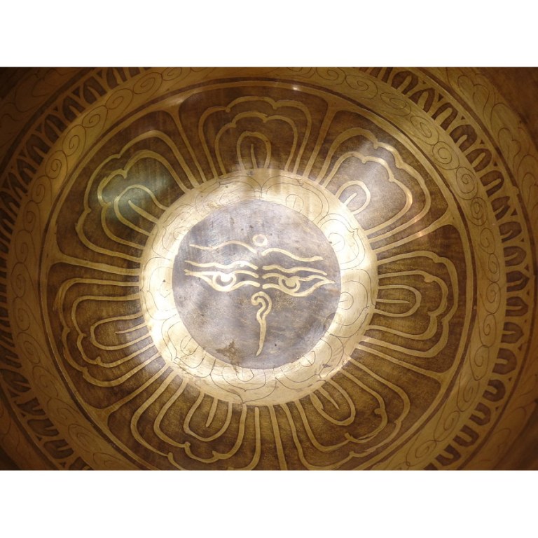 Bol tibétain gravé noeud infini/les yeux de Bouddha