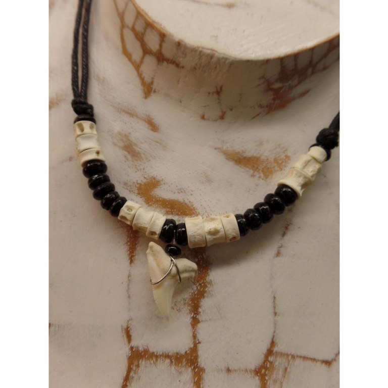 Collier Taapuna dent de requin blanc perles blanches et noires