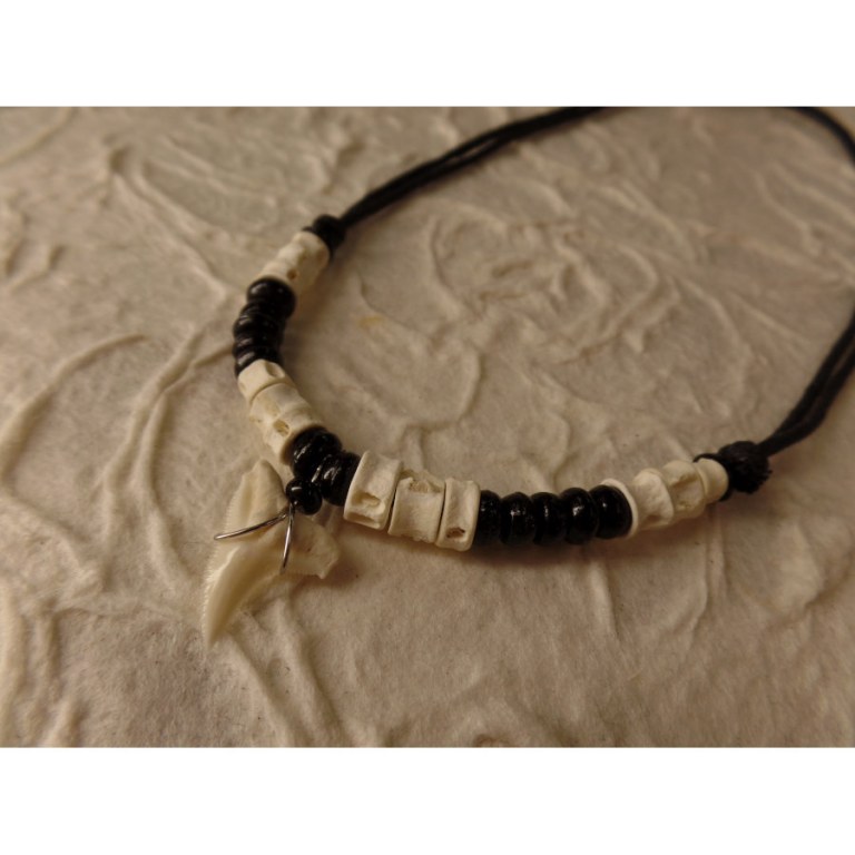 Collier Taapuna dent de requin blanc perles blanches et noires