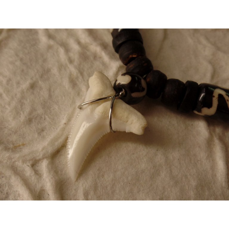 Collier Taapuna dent de requin blanc perles résine Aum