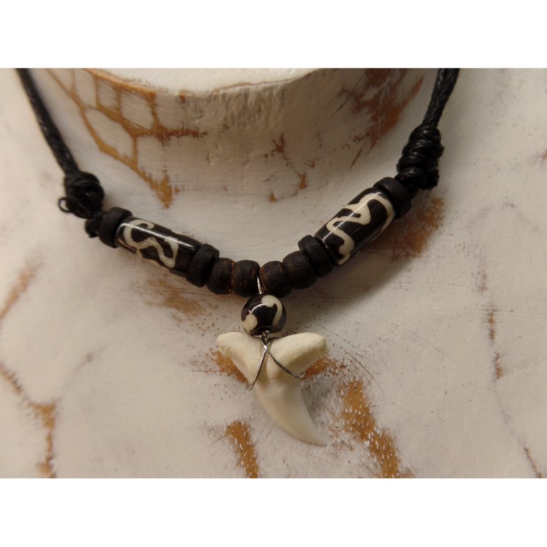 Collier Taapuna dent de requin blanc perles résine Aum