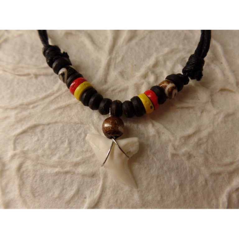 Collier Taapuna dent de requin blanc perles bois noir/jaune/rouge