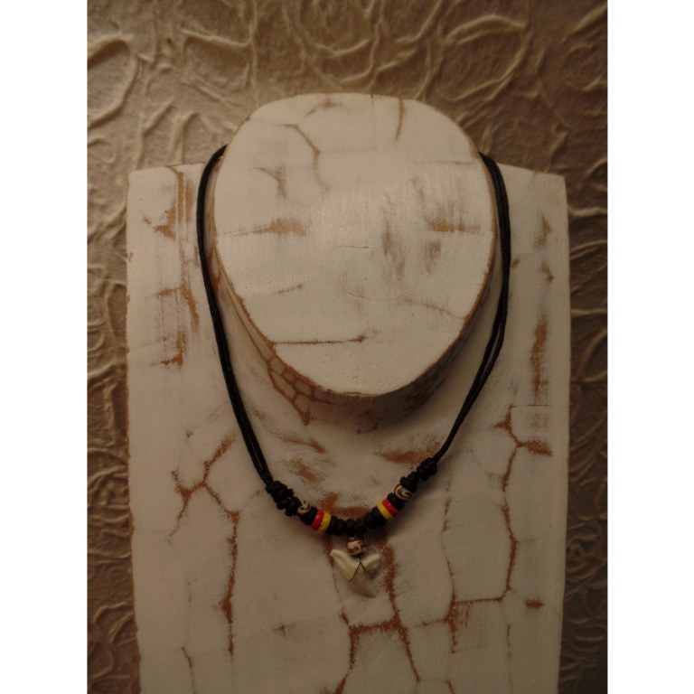 Collier Taapuna dent de requin blanc perles bois noir/jaune/rouge