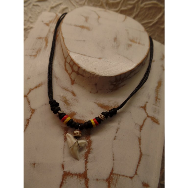 Collier Taapuna dent de requin blanc perles bois noir/jaune/rouge