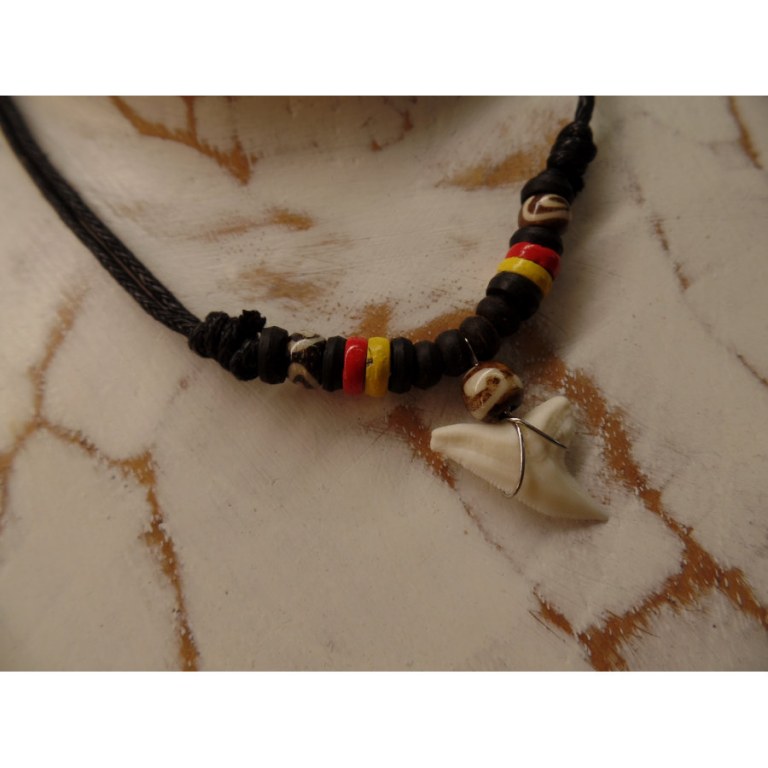 Collier Taapuna dent de requin blanc perles bois noir/jaune/rouge