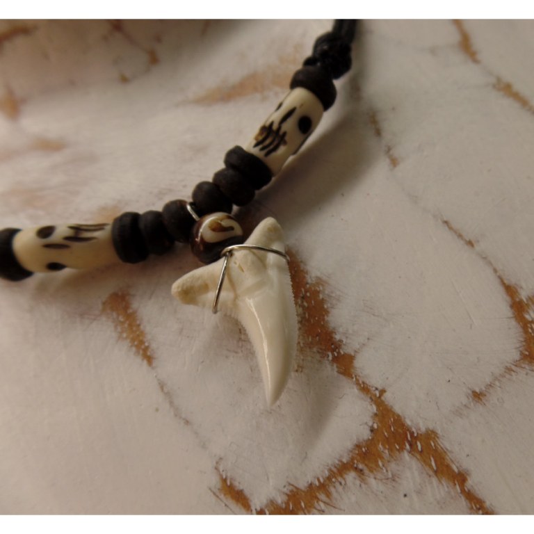 Collier Taapuna dent de requin blanc perles résine gravée