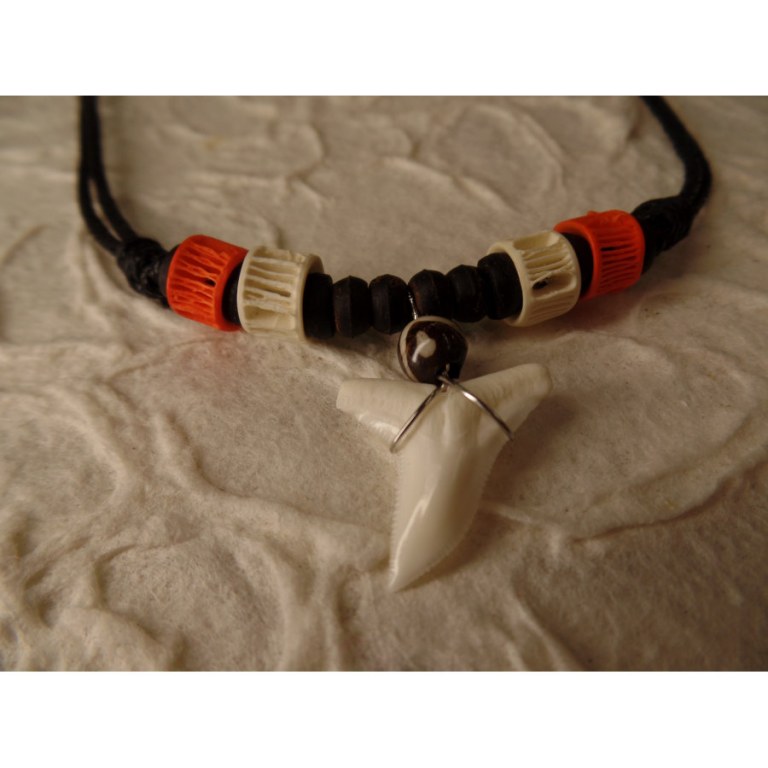 Collier Taapuna dent de requin blanc 4 perles os blanc/orange