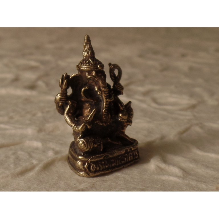 Ganesh assis une jambe fléchie