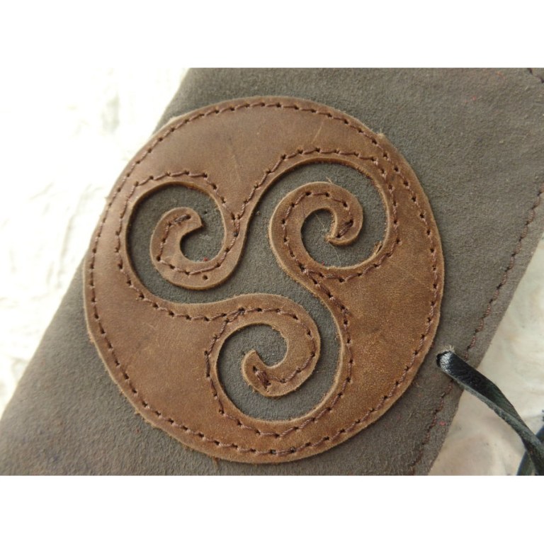 Blague à tabac croûte de cuir gris écusson triskèle