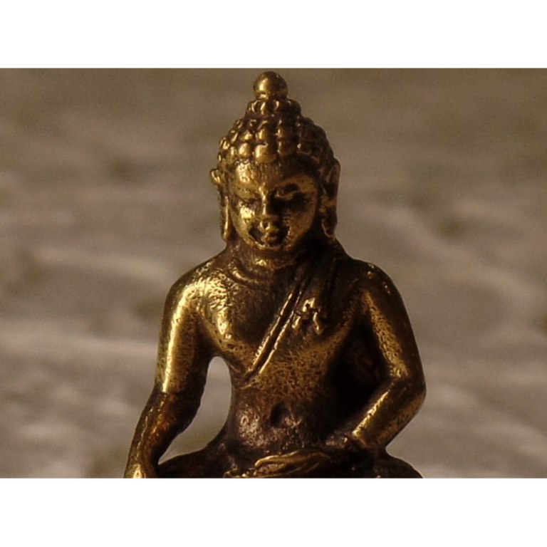 Bouddha bhumisparsha doré sur trône de lotus