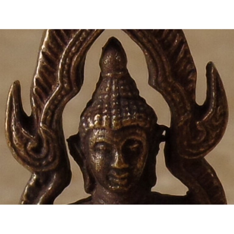 Bouddha bhumisparsha sous son arche
