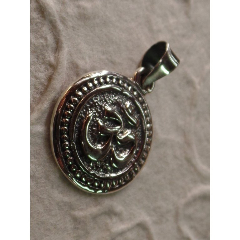 Pendentif rond Aum