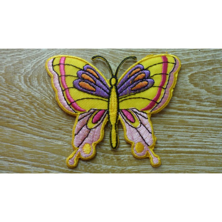 Ecusson papillon coloré fond jaune
