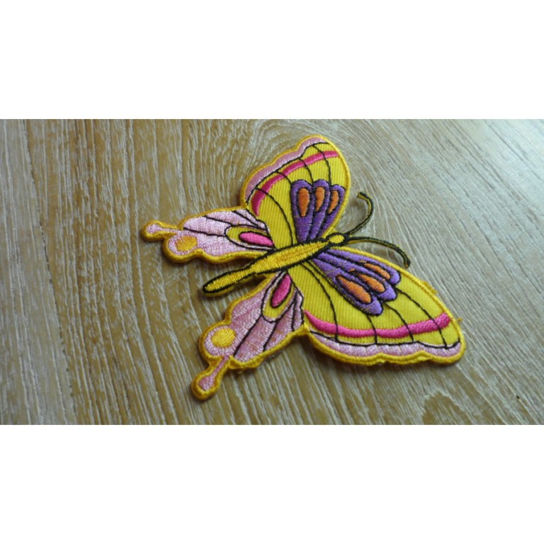 Ecusson papillon coloré fond jaune