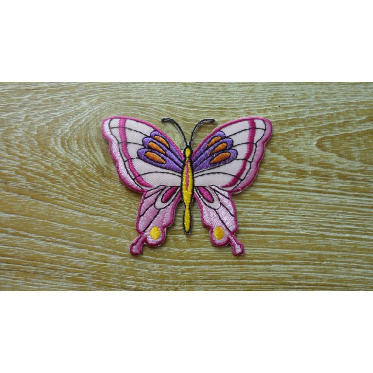 Ecusson papillon coloré fond rose