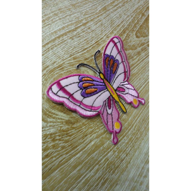 Ecusson papillon coloré fond rose