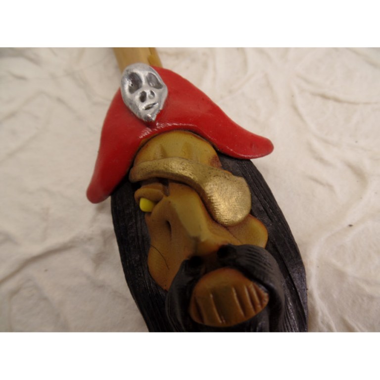 Pipe pirate au chapeau rouge