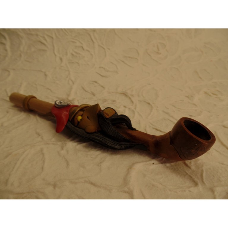 Pipe pirate au chapeau rouge