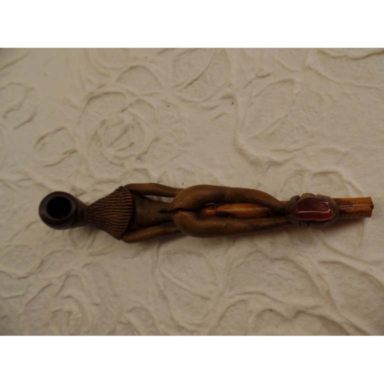 Pipe femme nue jambe repliée