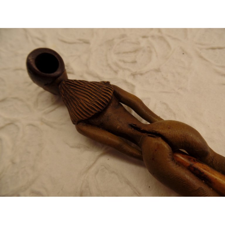 Pipe femme nue jambe repliée