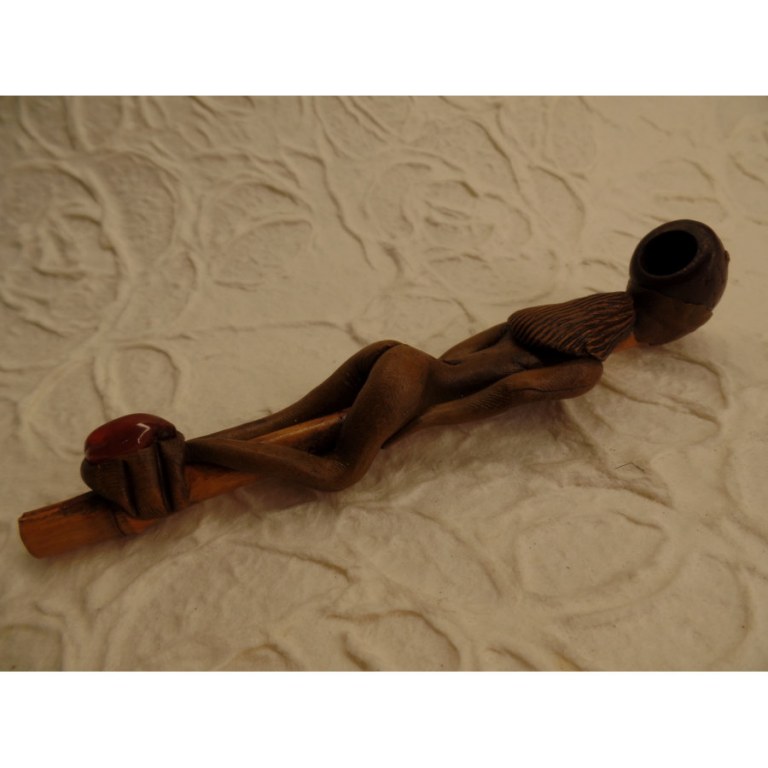 Pipe femme nue jambe repliée