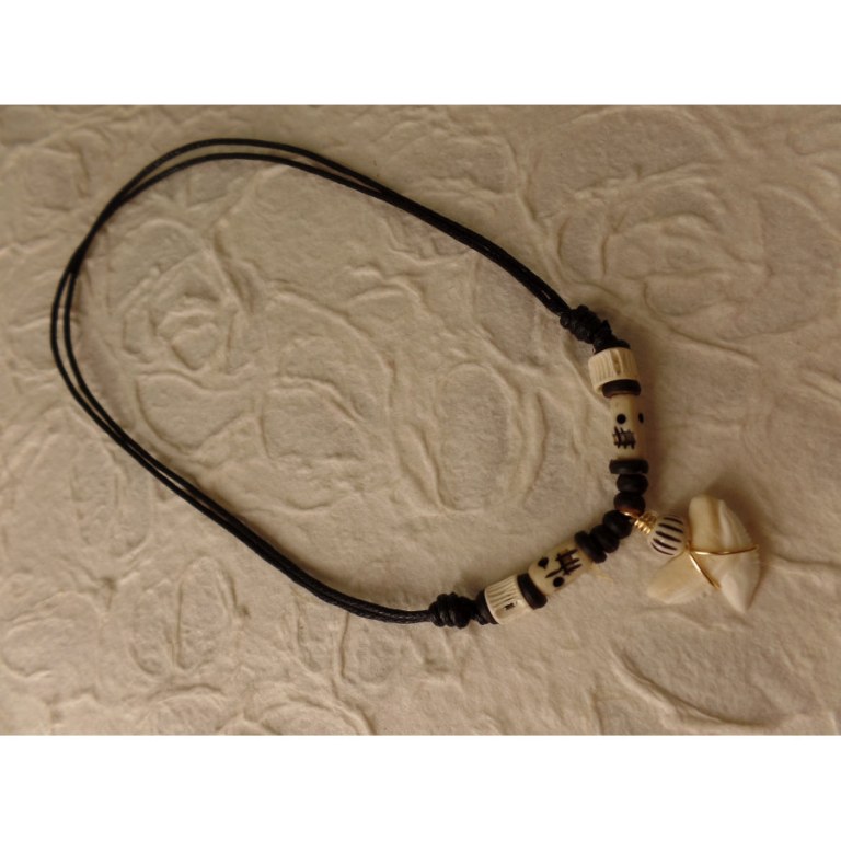 Collier St Leu dent de requin tigre perles résine gravée