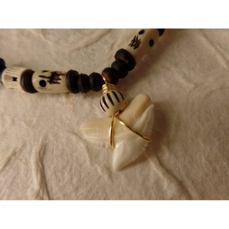 Collier St Leu dent de requin tigre perles résine gravée