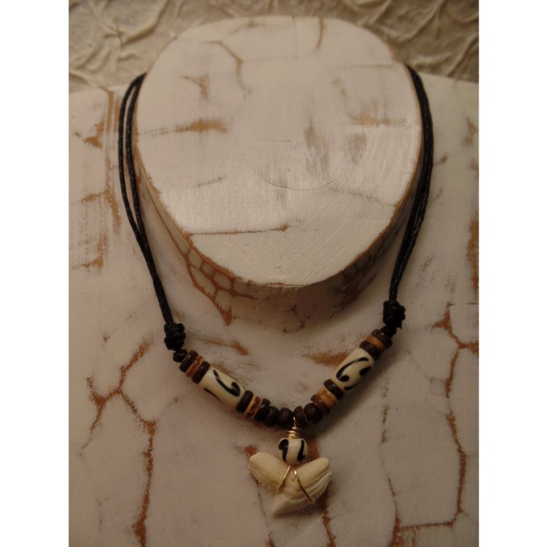 Collier St Leu dent de requin tigre guillemets noirs