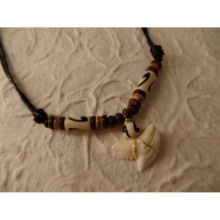 Collier St Leu dent de requin tigre guillemets noirs