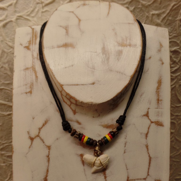 Collier St Leu dent de requin tigre perles résine et bois rasta