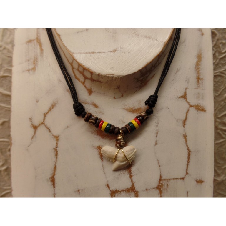 Collier St Leu dent de requin tigre perles résine et bois rasta